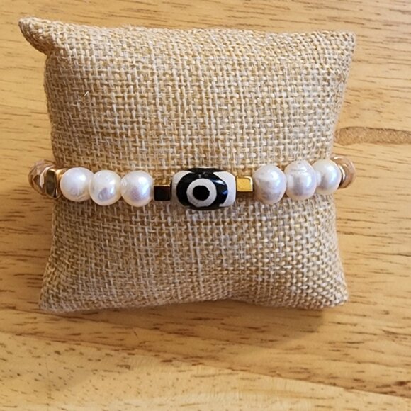 Chic Beaded Bracelet with Pearl and Gold Accents - Picture 3 of 5